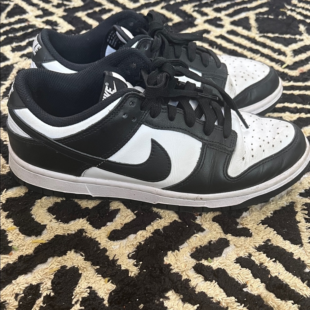 Nike Men's Black and White Low-Top Sneakers